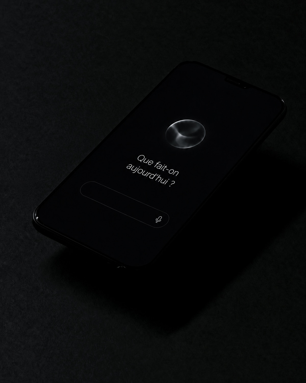 Un téléphone allumé seul dans le noir ; sur l'écran, la question « Que fait-on aujourd'hui ? ».